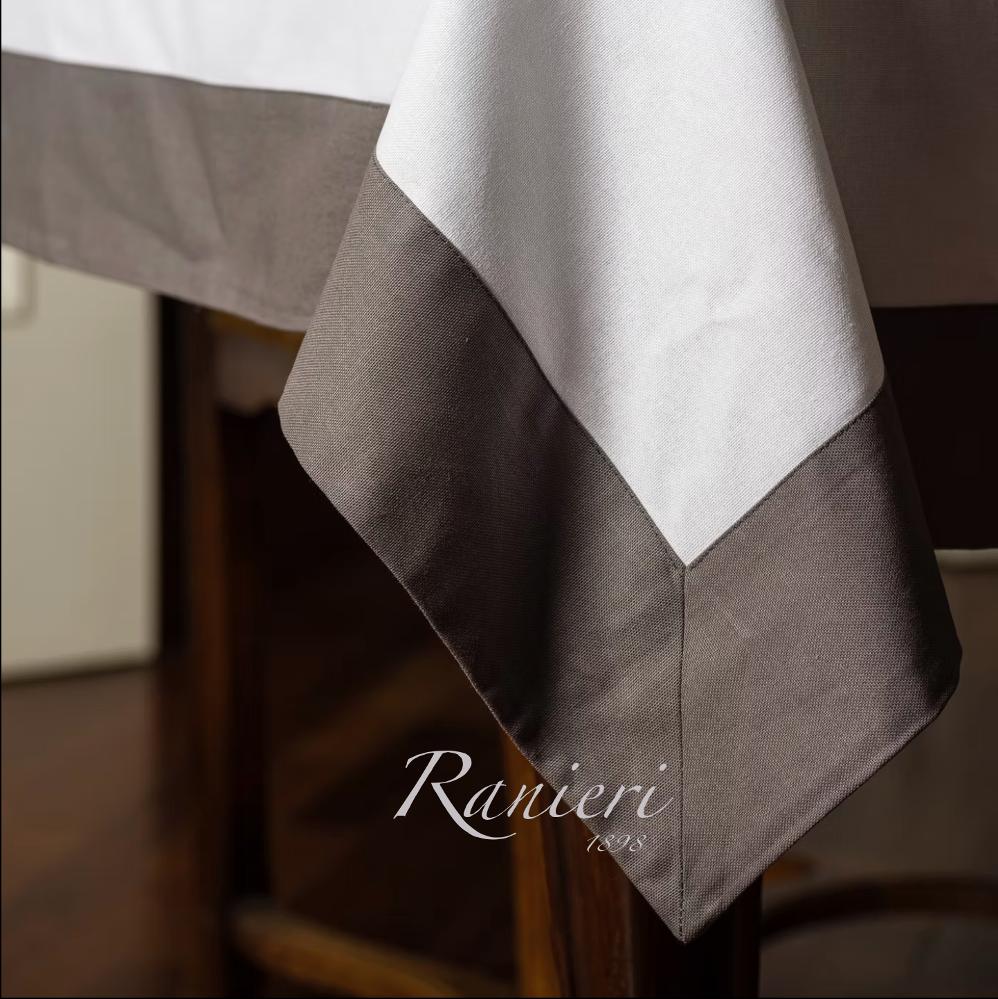 Tovaglia da Tavola in Panama con Balze Applicate – Art. Jackie – Rebecca Home