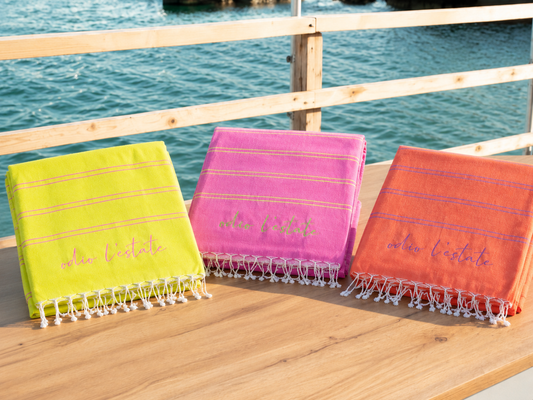 Telo mare fouta “Odio l’Estate” con piccole righe