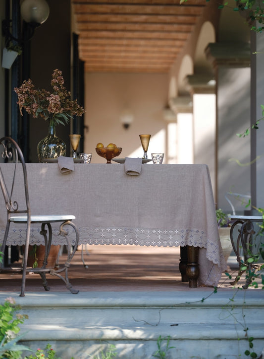 Tovaglia da Tavola 12 Posti Cannes in Lino Petracchi 1968 – 170×270 cm | Color Ortensia con Bordo Ricamato e Traforato