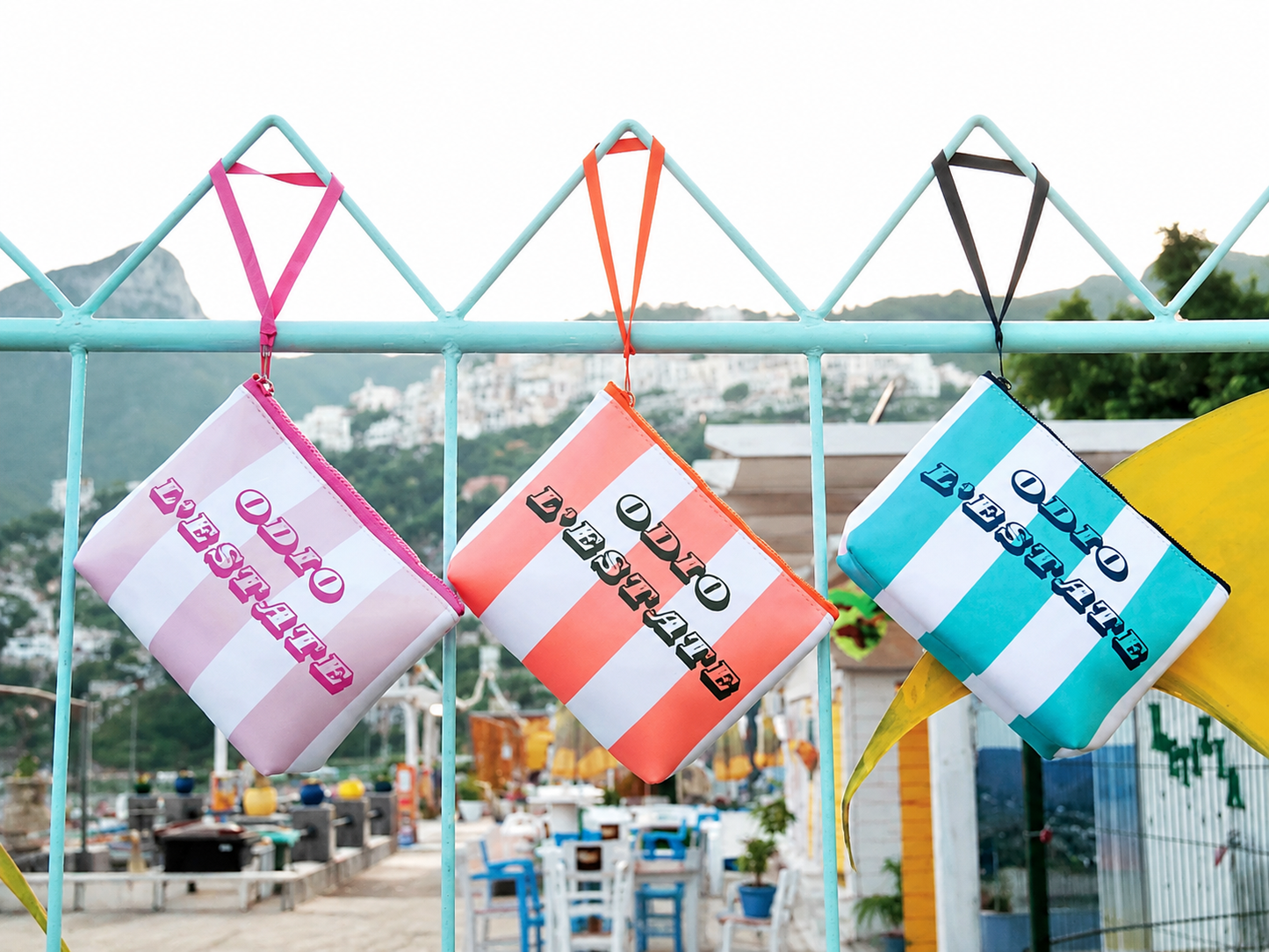 Pochette mare "Odio l'Estate" a righe in scuba “Odio l’Estate” – Spiaggia Urbana – SU-P01
