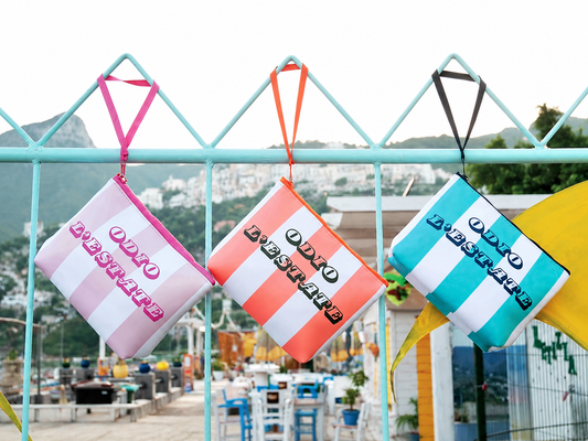 Pochette mare "Odio l'Estate" a righe in scuba “Odio l’Estate” – Spiaggia Urbana – SU-P01