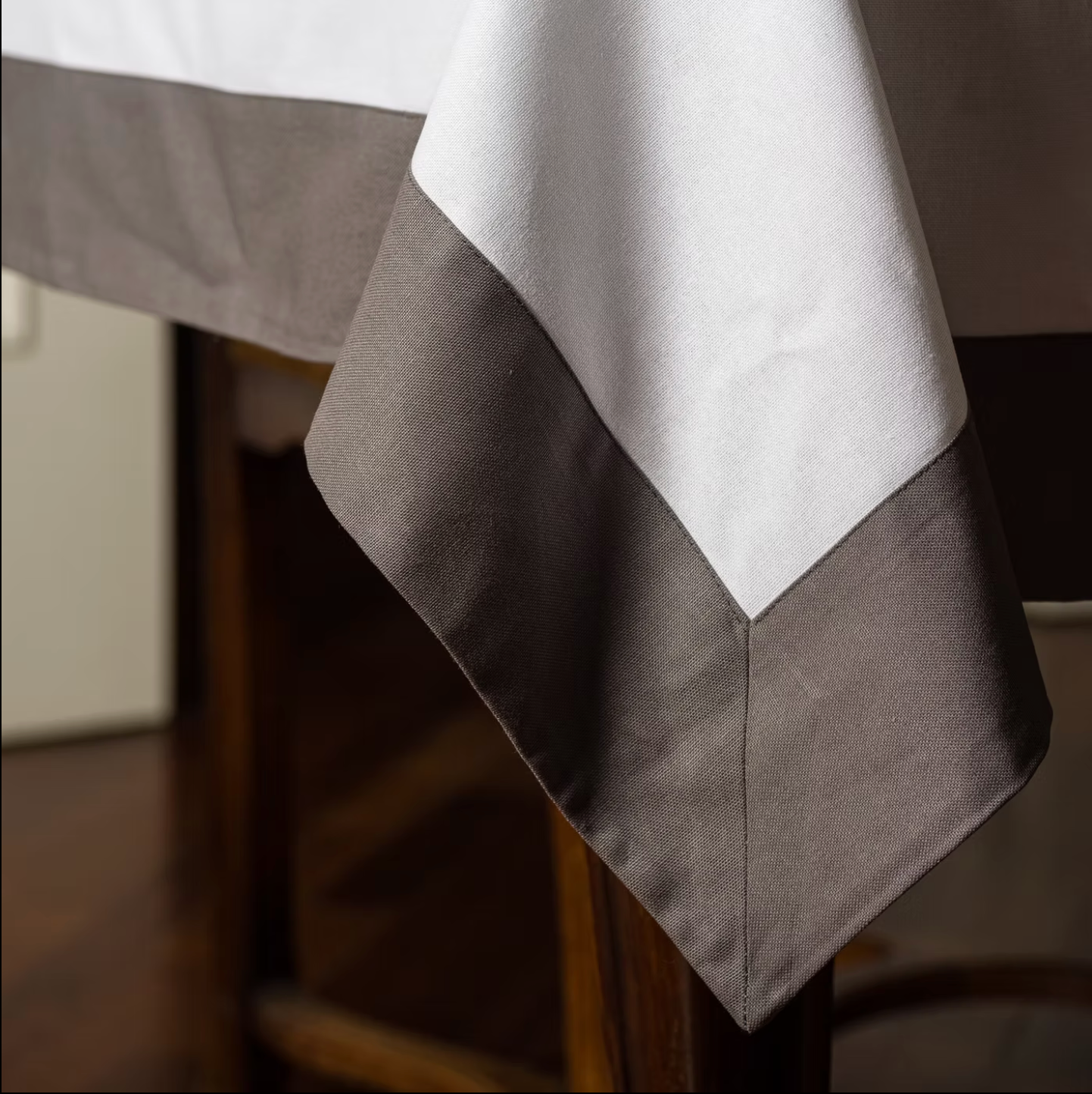 Tovaglia da Tavola in Panama con Balze Applicate – Art. Jackie – Rebecca Home