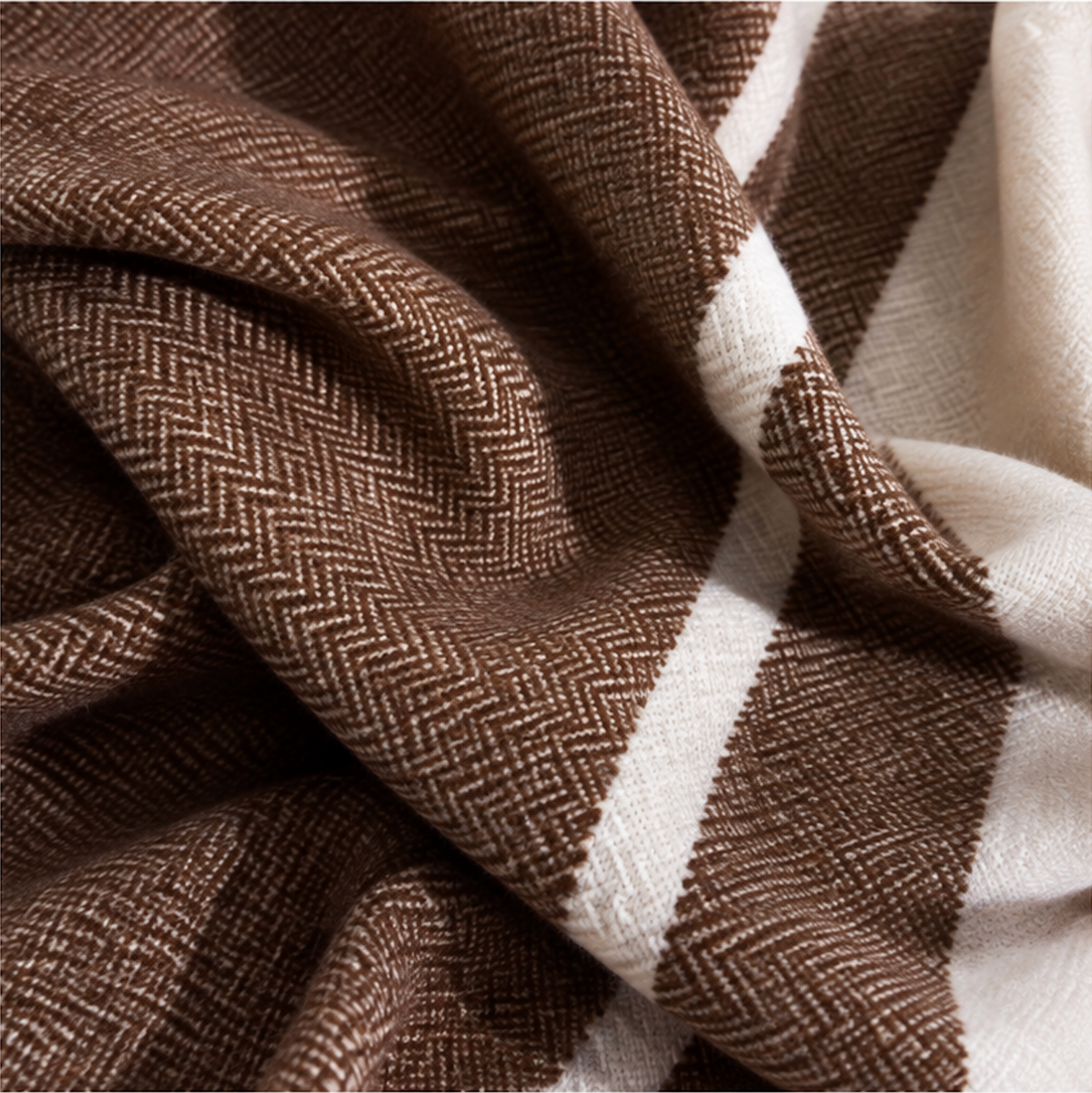 Dettaglio plaid Biancoperla Etna Castagna