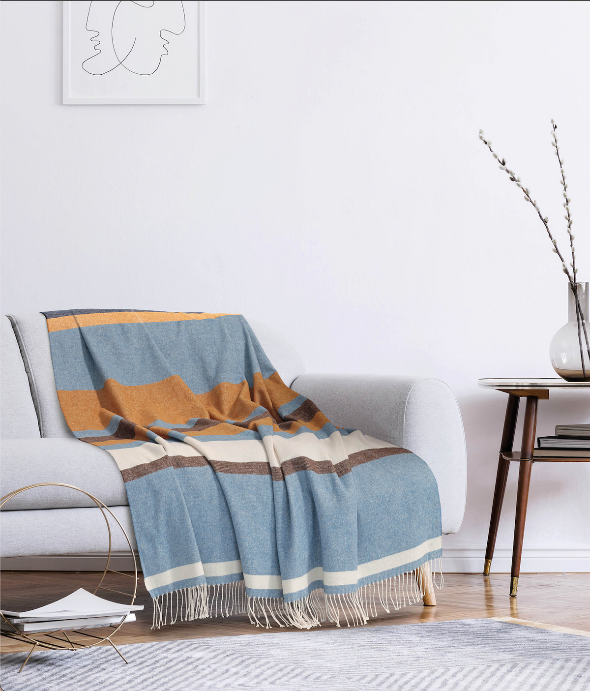 Plaid Coccoy Regel a righe ambientato su divano