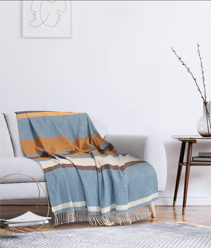Plaid Coccoy Regel a righe ambientato su divano