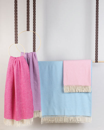 Plaid Coccoy Club ambientazione colori pastello con frange