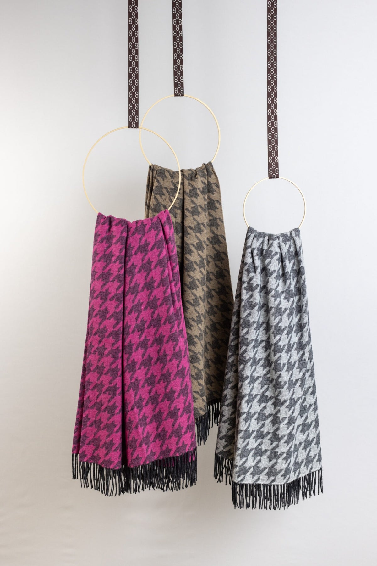 Plaid Coccoy Nu Vanity ambientazione con tre colori, tra cui Moro