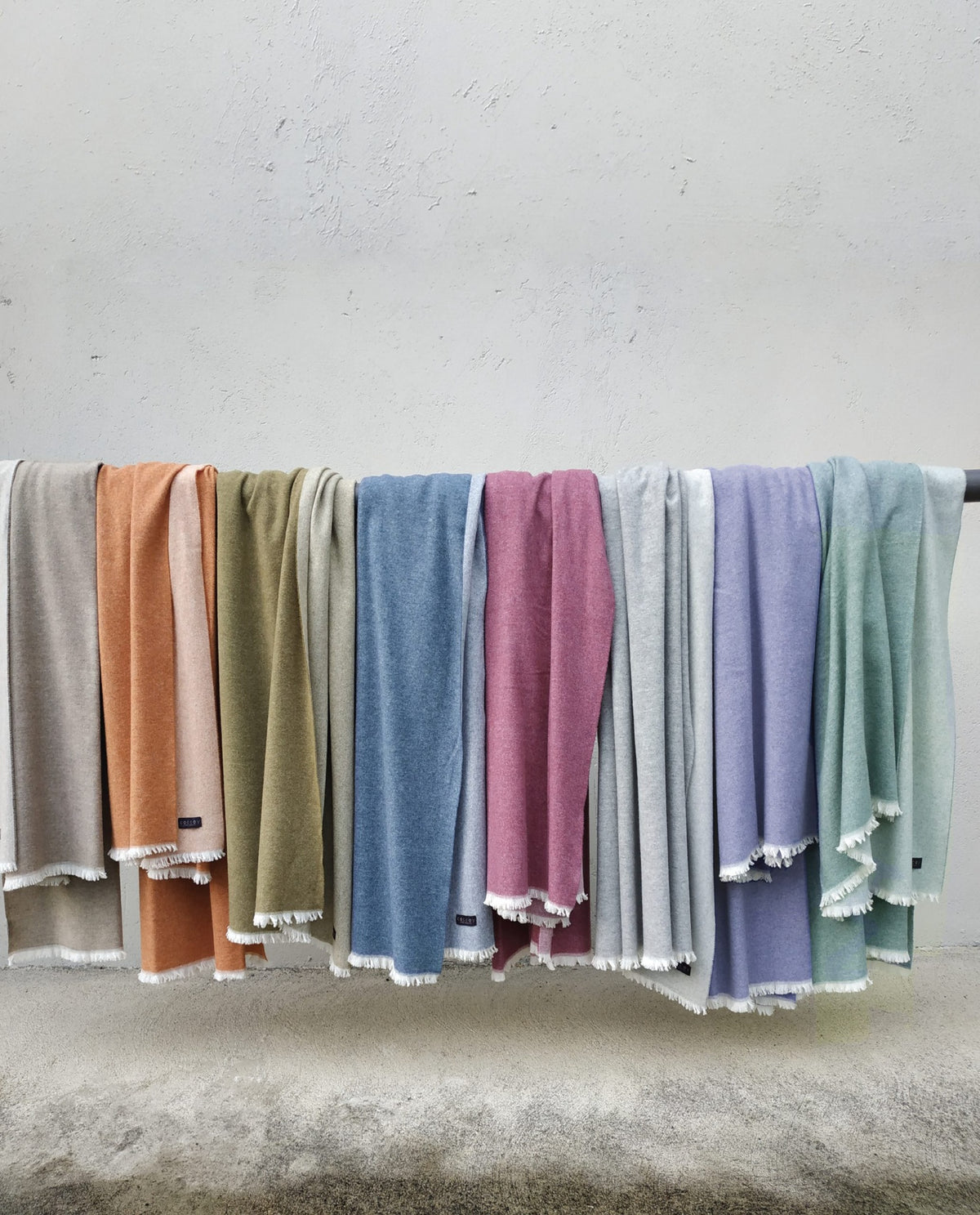 Plaid Woolly Coccoy ambientato nelle diverse colorazioni